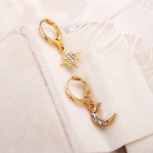 🧚🏼‍♀️Gold Tone Moon & Star Rhinestone Earrings